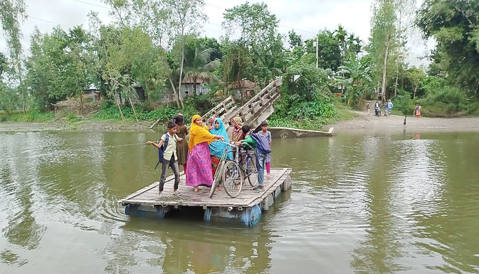 নির্মাণের ২ মাস পর ব্রিজ বিধ্বস্ত হওয়ায় দুর্ভোগে এলাকাবাসী নির্মাণের ২ মাস পর ব্রিজ বিধ্বস্ত হওয়ায় দুর্ভোগে এলাকাবাসী