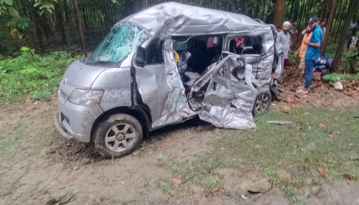 বাসের ধাক্কায় প্রাণ গেল একই পরিবারের ৫ জনের