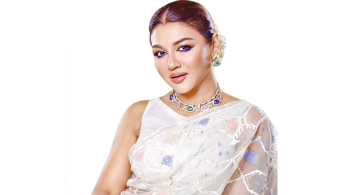 সাদা শাড়ি-গয়নার ঝলকে এক অন্য জয়া সাদা শাড়ি-গয়নার ঝলকে এক অন্য জয়া