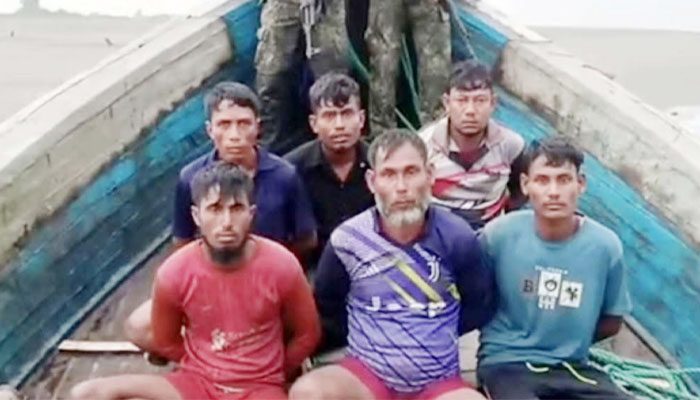 ট্রলারসহ ৬ জেলেকে ধরে নিয়ে গেছে আরাকান আর্মি ট্রলারসহ ৬ জেলেকে ধরে নিয়ে গেছে আরাকান আর্মি