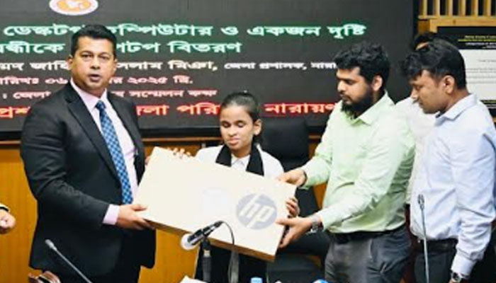 দৃষ্টি প্রতিবন্ধী সালমার স্বপ্নপূরণে নারায়ণগঞ্জের ডিসির সহায়তা দৃষ্টি প্রতিবন্ধী সালমার স্বপ্নপূরণে নারায়ণগঞ্জের ডিসির সহায়তা