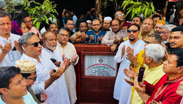 নগরীর যোগাযোগ ব্যবস্থাকে ঢেলে সাজানো হবে: মেয়র ডা. শাহাদাত নগরীর যোগাযোগ ব্যবস্থাকে ঢেলে সাজানো হবে: মেয়র ডা. শাহাদাত