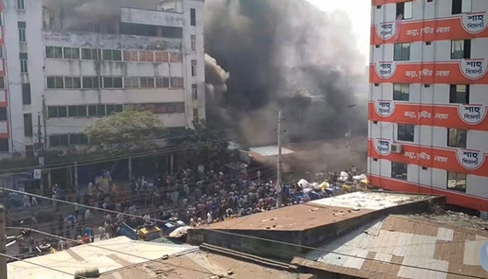 টঙ্গীতে তুলার গুদামে ভয়াবহ আগুন, নিয়ন্ত্রণে ৭ ইউনিট টঙ্গীতে তুলার গুদামে ভয়াবহ আগুন, নিয়ন্ত্রণে ৭ ইউনিট