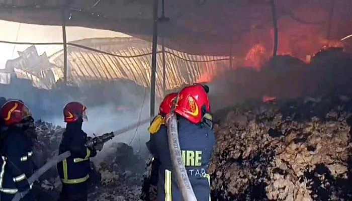 টঙ্গীর তুলার গুদামের আগুন নিয়ন্ত্রণে টঙ্গীর তুলার গুদামের আগুন নিয়ন্ত্রণে