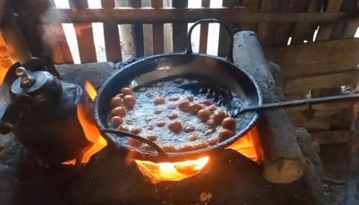 চুয়াডাঙ্গায় ১ টাকার গোল্লা তৈরি করে চলছে ৩৮ বছরের সংসার চুয়াডাঙ্গায় ১ টাকার গোল্লা তৈরি করে চলছে ৩৮ বছরের সংসার