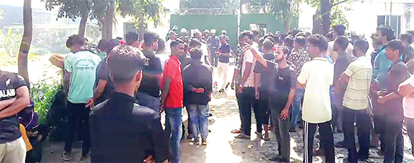 কারখানা বন্ধের প্রতিবাদে বিক্ষোভ