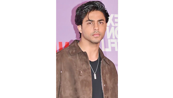 ক্যামেরার সামনে যে কারণে গম্ভীর থাকেন আরিয়ান