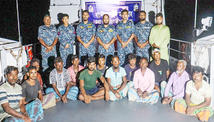 সাগরে ভাসছিল ১৩ জেলে, উদ্ধার করল নৌবাহিনী সাগরে ভাসছিল ১৩ জেলে, উদ্ধার করল নৌবাহিনী