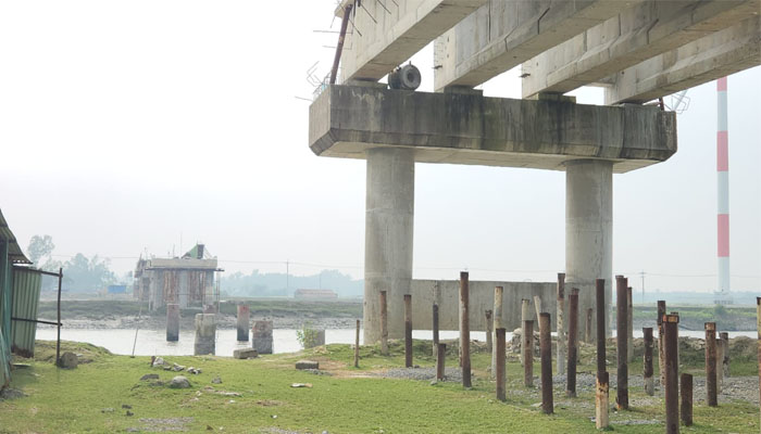 ৪ বছরেও শেষ হয়নি সেতু, দুর্ভোগে দুই ইউনিয়নের মানুষ