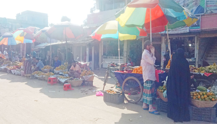 দুর্গাপুরে ফুটপাতে অবৈধ ফল বিক্রি, ব্যবসায়ীদের ক্ষোভ দুর্গাপুরে ফুটপাতে অবৈধ ফল বিক্রি, ব্যবসায়ীদের ক্ষোভ