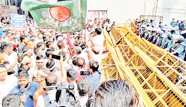 বাংলাদেশ প্রতিবন্ধী বিদ্যালয় সমন্বয় পরিষদ অবস্থান কর্মসূচি পালন করেন