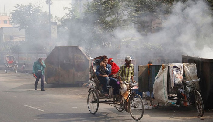 ঢাকার বাতাস আজ ‘খুব অস্বাস্থ্যকর’, বিশ্বে বায়ুদূষণে তৃতীয় ঢাকার বাতাস আজ ‘খুব অস্বাস্থ্যকর’, বিশ্বে বায়ুদূষণে তৃতীয়