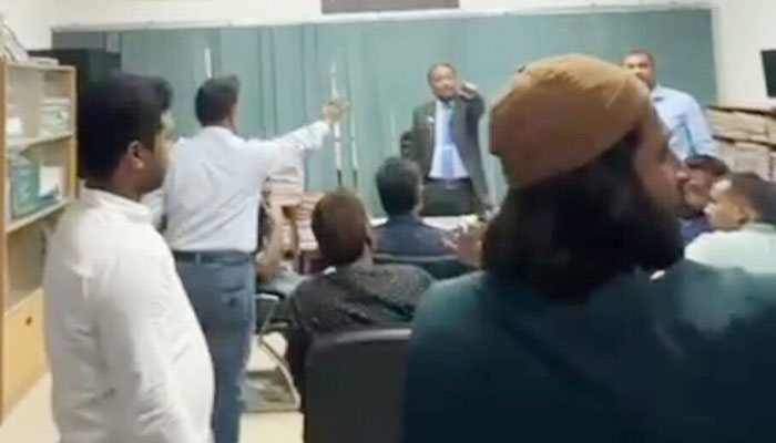 ‘এই বেয়াদব ছেলে, গেট আউট’ — রাকসুর জিএসকে রাবির ভারপ্রাপ্ত রেজিস্ট্রার