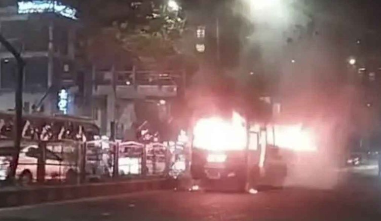 ধানমন্ডিতে বিশ্ববিদ্যালয়ের বাসে আগুন ধানমন্ডিতে বিশ্ববিদ্যালয়ের বাসে আগুন