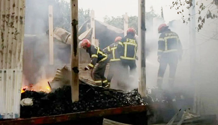 পরকীয়া প্রেমিকাকে বাড়িতে থাকতে না দেওয়ায় নিজ ঘরে আগুন পরকীয়া প্রেমিকাকে বাড়িতে থাকতে না দেওয়ায় নিজ ঘরে আগুন