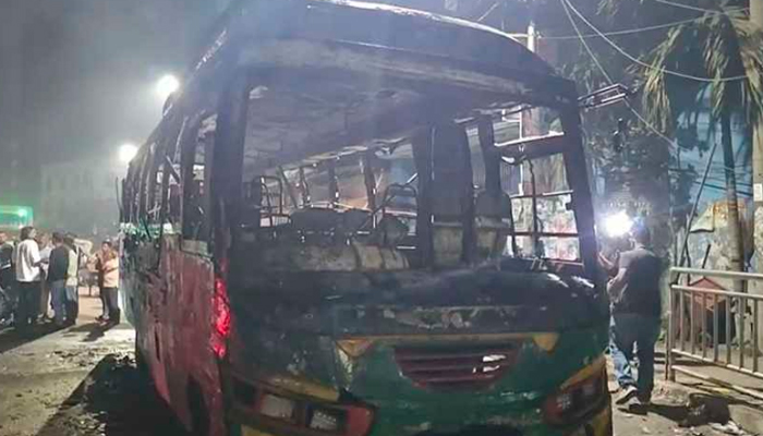 গভীর রাতে রাজধানীতে তিন বাস ও প্রাইভেটকারে আগুন গভীর রাতে রাজধানীতে তিন বাস ও প্রাইভেটকারে আগুন