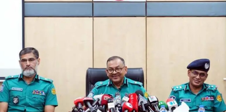 ১৩ নভেম্বর প্রসঙ্গে আতঙ্কের কিছু নেই : ডিএমপি কমিশনার ১৩ নভেম্বর প্রসঙ্গে আতঙ্কের কিছু নেই : ডিএমপি কমিশনার