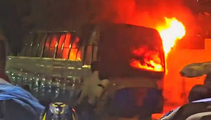 রাজধানীতে আবারও বাসে আগুন রাজধানীতে আবারও বাসে আগুন
