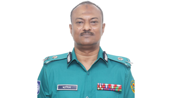 অস্ত্রধারী সন্ত্রাসী দেখলেই ব্রাশফায়ারের নির্দেশ সিএমপি কমিশনারের অস্ত্রধারী সন্ত্রাসী দেখলেই ব্রাশফায়ারের নির্দেশ সিএমপি কমিশনারের