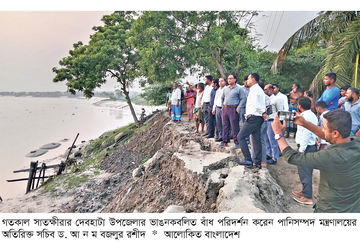 দেবহাটায় ইছামতির বেড়িবাঁধে ভাঙন