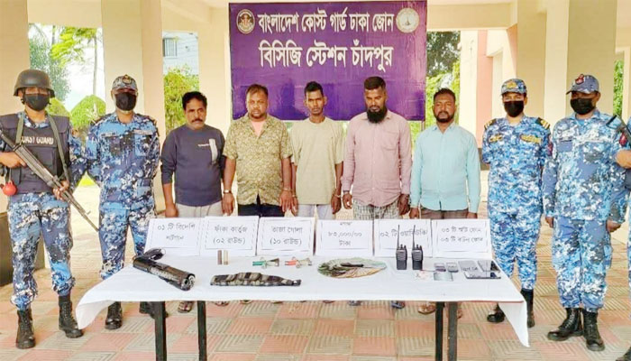 চাঁদপুরে বিদেশী শর্টগানসহ ৫ ডাকাত আটক চাঁদপুরে বিদেশী শর্টগানসহ ৫ ডাকাত আটক