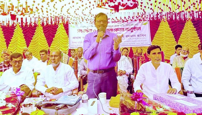 গোল্ডেন পাওয়া শিক্ষার্থীকে ল্যাপটপ দিলেন হাবিবুর রহমান