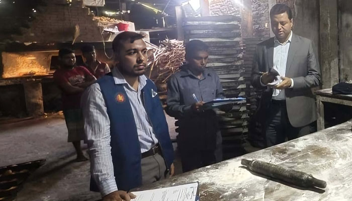 নকলায় ৩ বেকারির মালিককে ৭৫ হাজার টাকা জরিমানা নকলায় ৩ বেকারির মালিককে ৭৫ হাজার টাকা জরিমানা