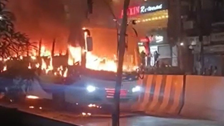 রাজধানীর ধোলাইপাড়ে বাসে আগুন রাজধানীর ধোলাইপাড়ে বাসে আগুন
