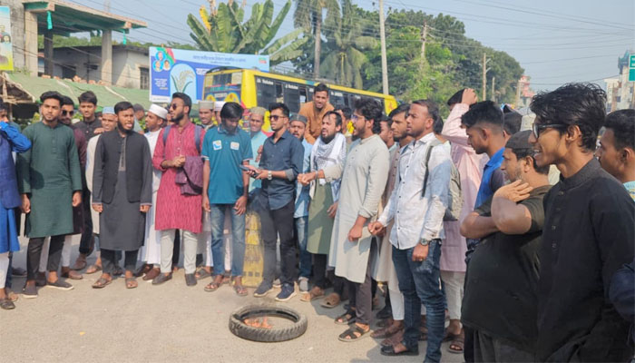 সাতক্ষীরায় জুলাই স্মৃতিস্তম্ভে অগ্নিসংযোগের অভিযোগে বিক্ষোভ সাতক্ষীরায় জুলাই স্মৃতিস্তম্ভে অগ্নিসংযোগের অভিযোগে বিক্ষোভ