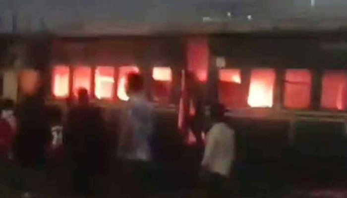 এবার থেমে থাকা ট্রেনের বগিতে আগুন দিলো দুর্বৃত্তরা এবার থেমে থাকা ট্রেনের বগিতে আগুন দিলো দুর্বৃত্তরা