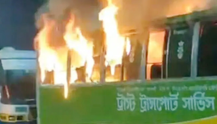 মধ্যরাতে পল্লবীতে পার্কিং করা বাসে আগুন