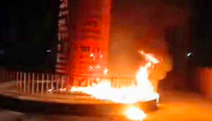 জুলাই শহীদ স্মৃতিস্তম্ভে পেট্রোল বোমা নিক্ষেপ-অগ্নিসংযোগ জুলাই শহীদ স্মৃতিস্তম্ভে পেট্রোল বোমা নিক্ষেপ-অগ্নিসংযোগ