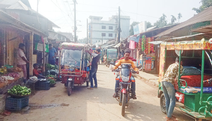 দুর্গাপুরে লকডাউন ঠেকাতে কঠোর অবস্থানে বিএনপি, যান চলাচল স্বাভাবিক দুর্গাপুরে লকডাউন ঠেকাতে কঠোর অবস্থানে বিএনপি, যান চলাচল স্বাভাবিক