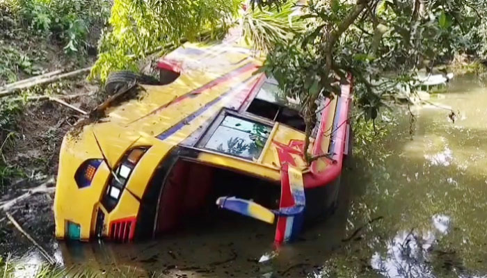 রাজবাড়ীতে এক বাসের ধাক্কায় আরেক বাস খাদে, আহত ১১ রাজবাড়ীতে এক বাসের ধাক্কায় আরেক বাস খাদে, আহত ১১