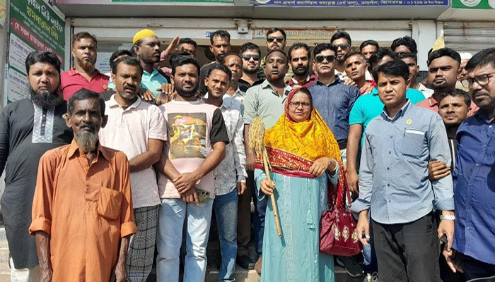 তাড়াইলে লকডাউনের প্রতিবাদে বিএনপির বিক্ষোভ তাড়াইলে লকডাউনের প্রতিবাদে বিএনপির বিক্ষোভ