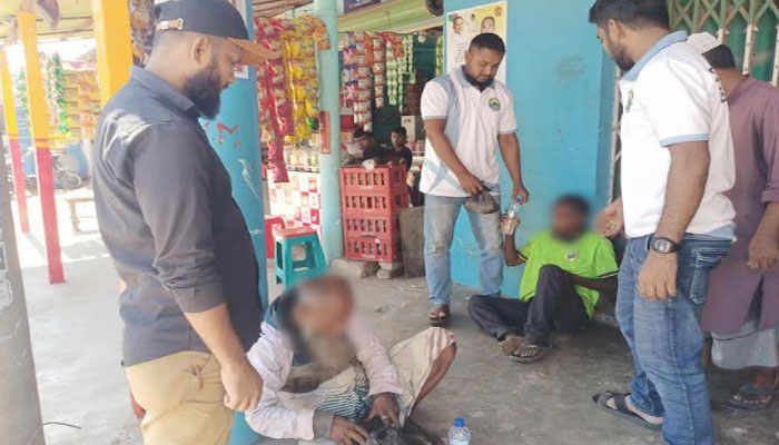 ছিন্নমূলদের মুখে খাবার তুলে দিল এসএসসি ২০১৪ ব্যাচ ছিন্নমূলদের মুখে খাবার তুলে দিল এসএসসি ২০১৪ ব্যাচ