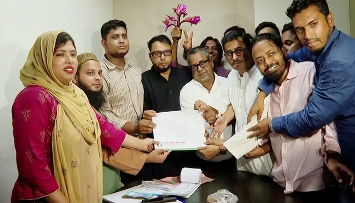 কুমিল্লা-৪ আসনে লড়তে মনোনয়ন ফরম নিলেন হাসনাত কুমিল্লা-৪ আসনে লড়তে মনোনয়ন ফরম নিলেন হাসনাত