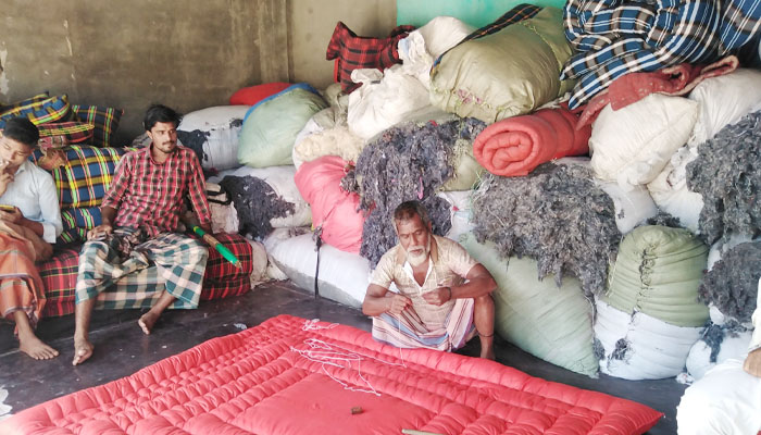 হোসেনপুরে বেড়েছে লেপ-তোষকের চাহিদা: ব্যস্ততায় কারিগররা হোসেনপুরে বেড়েছে লেপ-তোষকের চাহিদা: ব্যস্ততায় কারিগররা