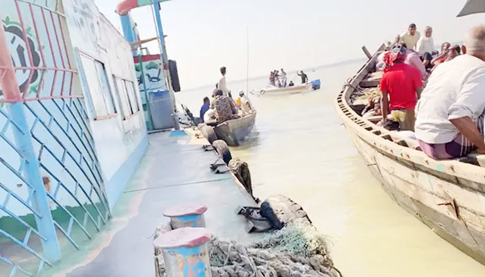 ভোলার মেঘনায় অবৈধ বালু উত্তোলনে বাধা দেওয়ায় গুলিবিদ্ধ ৩ ভোলার মেঘনায় অবৈধ বালু উত্তোলনে বাধা দেওয়ায় গুলিবিদ্ধ ৩