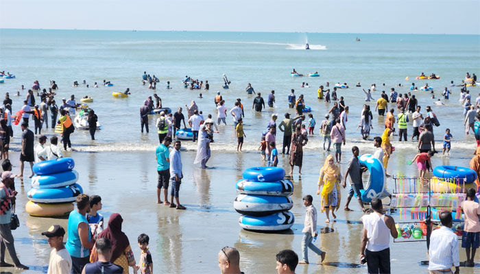 শীতের বার্তায় পর্যটকে মুখর কক্সবাজার সমুদ্রসৈকত শীতের বার্তায় পর্যটকে মুখর কক্সবাজার সমুদ্রসৈকত