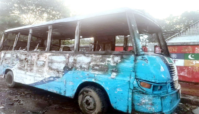 নারায়ণগঞ্জে মহাসড়কের পাশে দাঁড়ানো মিনিবাসে আগুন নারায়ণগঞ্জে মহাসড়কের পাশে দাঁড়ানো মিনিবাসে আগুন