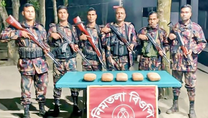 দর্শনা সীমান্ত থেকে ৫ কেজি গাঁজা উদ্ধার দর্শনা সীমান্ত থেকে ৫ কেজি গাঁজা উদ্ধার