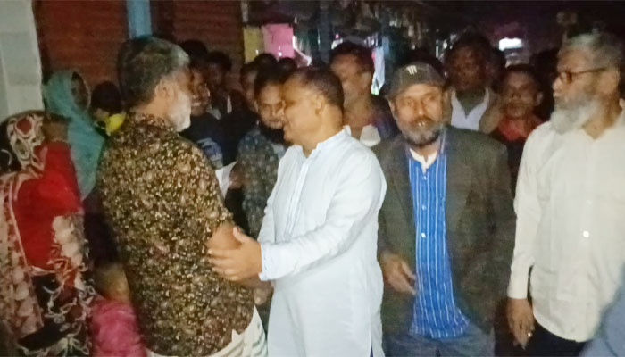 রংপুরে লিফলেট বিতরণ ও গণসংযোগে ব্যস্ত এমপি প্রার্থী সামু রংপুরে লিফলেট বিতরণ ও গণসংযোগে ব্যস্ত এমপি প্রার্থী সামু