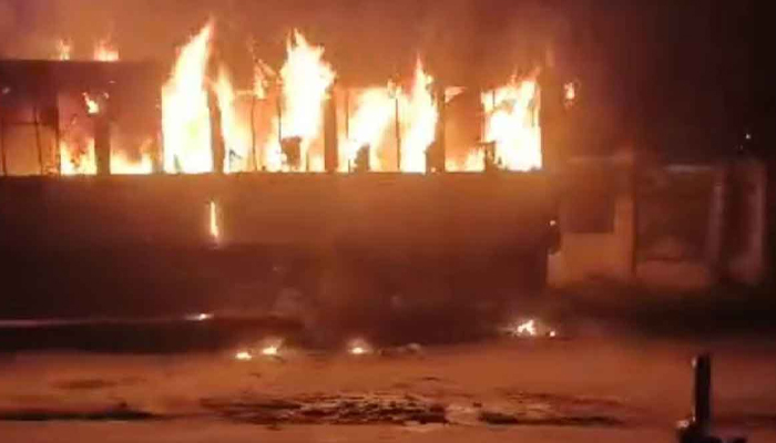 মধ্যরাতে হাজারীবাগে বাসে আগুন