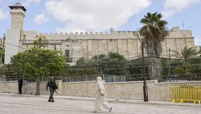 ইব্রাহিমি মসজিদ বন্ধ করলো ইসরায়েল, মুসলিমদের জন্য কারফিউ