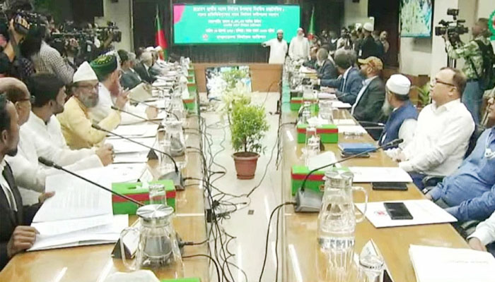 আসন্ন নির্বাচন নিয়ে ১২ দলের সঙ্গে ইসির বৈঠক শুরু আসন্ন নির্বাচন নিয়ে ১২ দলের সঙ্গে ইসির বৈঠক শুরু