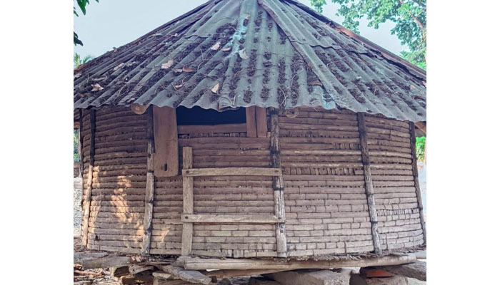 চুয়াডাঙ্গায় হারিয়ে যাচ্ছে আবহমান বাংলার ঐতিহ্য ধানের ‘গোলাঘর’ চুয়াডাঙ্গায় হারিয়ে যাচ্ছে আবহমান বাংলার ঐতিহ্য ধানের ‘গোলাঘর’