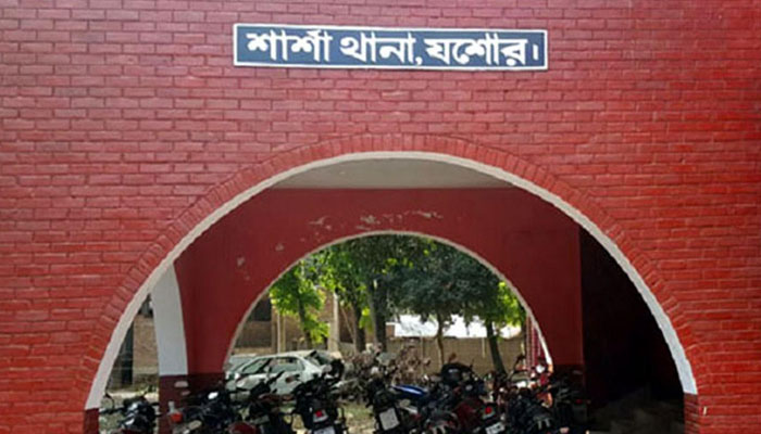 হ্যান্ডকাফ পড়ানোর সময় মাদক ব্যবসায়ীর ছুরিকাঘাতে পুলিশ আহত