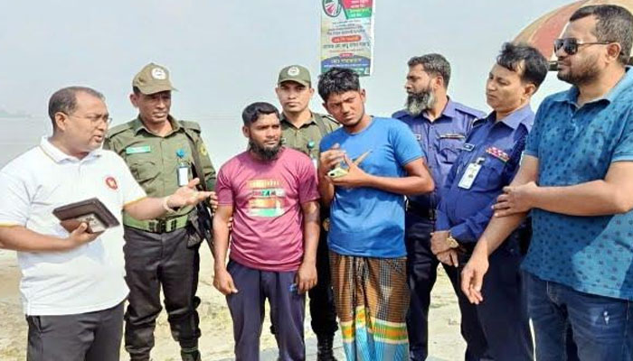 যমুনা নদীতে বালু উত্তোলনের দায়ে অর্ধলক্ষ টাকা জরিমানা যমুনা নদীতে বালু উত্তোলনের দায়ে অর্ধলক্ষ টাকা জরিমানা