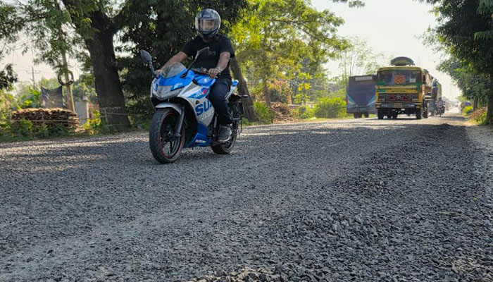 ঢাকা-আরিচা মহাসড়কের ১৮ কিমি. রাস্তা ঝুঁকিতে, দুর্ঘটনার শঙ্কা বাড়ছে ঢাকা-আরিচা মহাসড়কের ১৮ কিমি. রাস্তা ঝুঁকিতে, দুর্ঘটনার শঙ্কা বাড়ছে